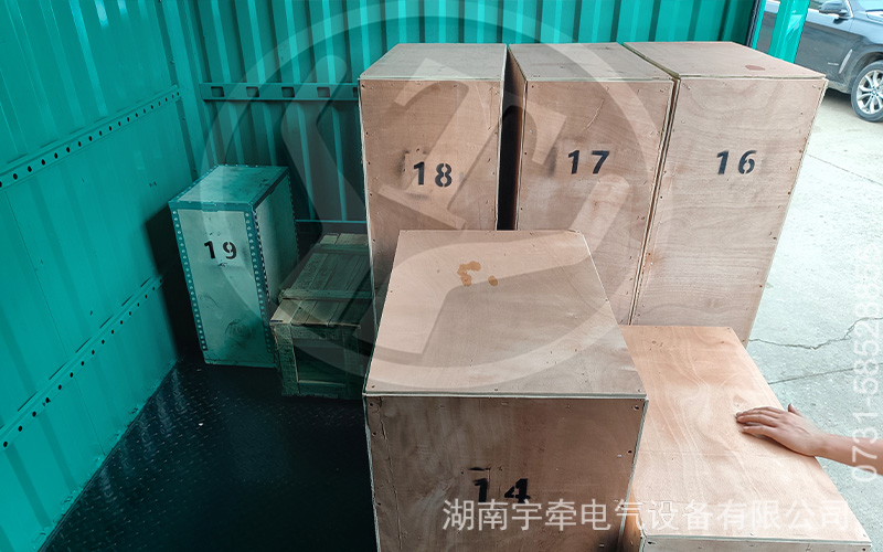 國(guó)外客戶采購(gòu)的湘潭礦用電機(jī)車配件裝車發(fā)貨